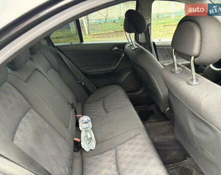 Черный Мерседес Ц-Класс, объемом двигателя 2.2 л и пробегом 300 тыс. км за 5000 $, фото 5 на Automoto.ua