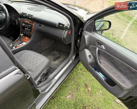 Черный Мерседес Ц-Класс, объемом двигателя 2.2 л и пробегом 300 тыс. км за 5000 $, фото 6 на Automoto.ua