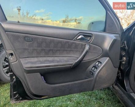 Чорний Мерседес Ц-Клас, об'ємом двигуна 2 л та пробігом 330 тис. км за 6000 $, фото 1 на Automoto.ua