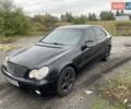 Черный Мерседес Ц-Класс, объемом двигателя 2 л и пробегом 350 тыс. км за 3750 $, фото 1 на Automoto.ua