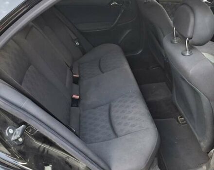 Черный Мерседес Ц-Класс, объемом двигателя 1.8 л и пробегом 300 тыс. км за 4000 $, фото 6 на Automoto.ua