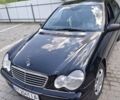 Черный Мерседес Ц-Класс, объемом двигателя 1.8 л и пробегом 300 тыс. км за 4000 $, фото 1 на Automoto.ua