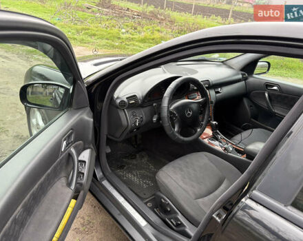 Черный Мерседес Ц-Класс, объемом двигателя 2.2 л и пробегом 300 тыс. км за 5000 $, фото 9 на Automoto.ua