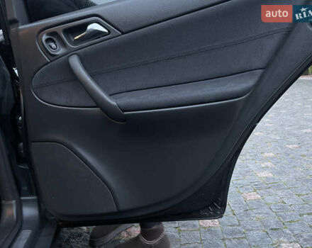 Черный Мерседес Ц-Класс, объемом двигателя 1.8 л и пробегом 251 тыс. км за 3900 $, фото 29 на Automoto.ua