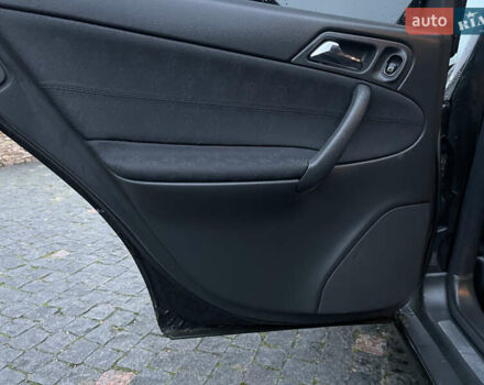 Черный Мерседес Ц-Класс, объемом двигателя 1.8 л и пробегом 251 тыс. км за 3900 $, фото 30 на Automoto.ua