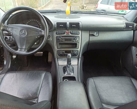 Черный Мерседес Ц-Класс, объемом двигателя 2.2 л и пробегом 350 тыс. км за 3000 $, фото 4 на Automoto.ua