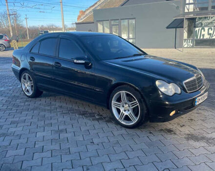 Черный Мерседес Ц-Класс, объемом двигателя 2.15 л и пробегом 300 тыс. км за 4950 $, фото 2 на Automoto.ua