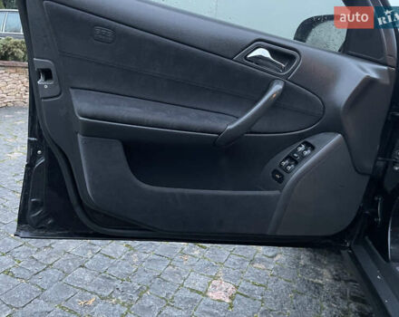 Черный Мерседес Ц-Класс, объемом двигателя 1.8 л и пробегом 251 тыс. км за 3900 $, фото 31 на Automoto.ua