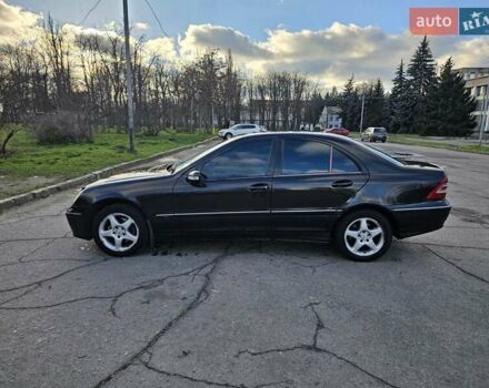 Черный Мерседес Ц-Класс, объемом двигателя 1.8 л и пробегом 338 тыс. км за 4500 $, фото 22 на Automoto.ua