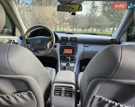 Черный Мерседес Ц-Класс, объемом двигателя 1.8 л и пробегом 338 тыс. км за 4500 $, фото 42 на Automoto.ua