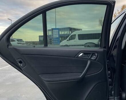 Черный Мерседес Ц-Класс, объемом двигателя 1.8 л и пробегом 381 тыс. км за 8300 $, фото 17 на Automoto.ua