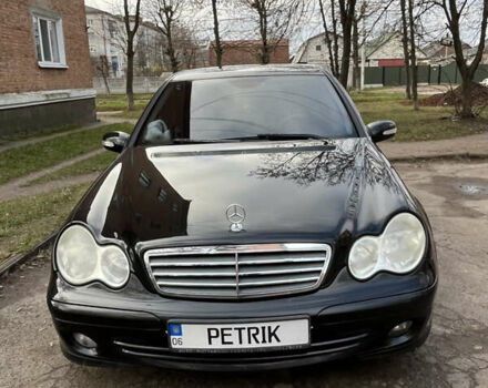 Черный Мерседес Ц-Класс, объемом двигателя 1.8 л и пробегом 220 тыс. км за 5333 $, фото 1 на Automoto.ua