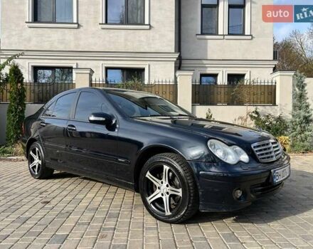 Черный Мерседес Ц-Класс, объемом двигателя 1.8 л и пробегом 225 тыс. км за 6000 $, фото 2 на Automoto.ua