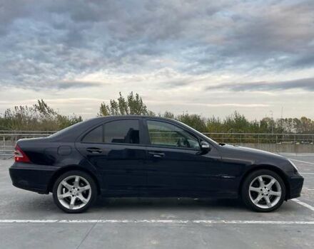 Черный Мерседес Ц-Класс, объемом двигателя 1.8 л и пробегом 381 тыс. км за 8300 $, фото 5 на Automoto.ua