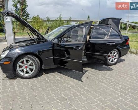 Чорний Мерседес Ц-Клас, об'ємом двигуна 3 л та пробігом 218 тис. км за 6600 $, фото 5 на Automoto.ua