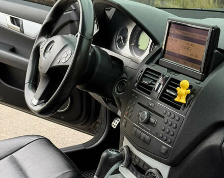 Чорний Мерседес Ц-Клас, об'ємом двигуна 2.99 л та пробігом 325 тис. км за 9999 $, фото 21 на Automoto.ua