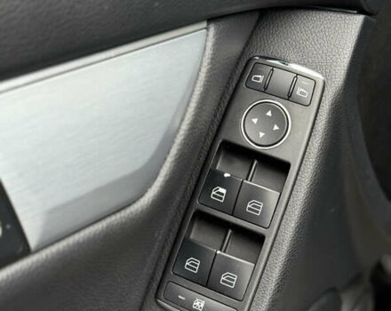 Чорний Мерседес Ц-Клас, об'ємом двигуна 2.99 л та пробігом 325 тис. км за 9999 $, фото 26 на Automoto.ua