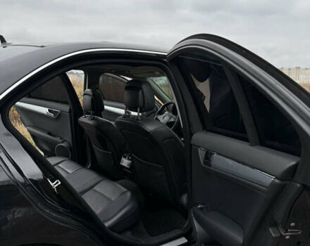 Чорний Мерседес Ц-Клас, об'ємом двигуна 2.99 л та пробігом 325 тис. км за 9999 $, фото 15 на Automoto.ua