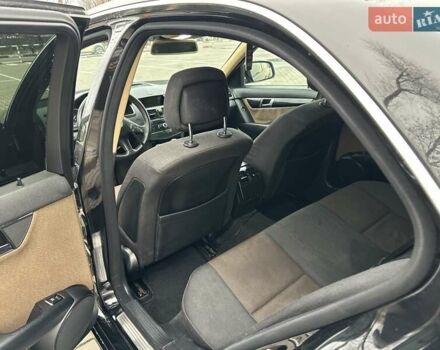 Черный Мерседес Ц-Класс, объемом двигателя 2.1 л и пробегом 292 тыс. км за 9500 $, фото 15 на Automoto.ua