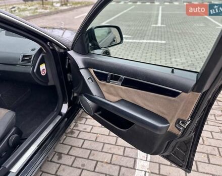 Черный Мерседес Ц-Класс, объемом двигателя 2.1 л и пробегом 292 тыс. км за 9500 $, фото 17 на Automoto.ua