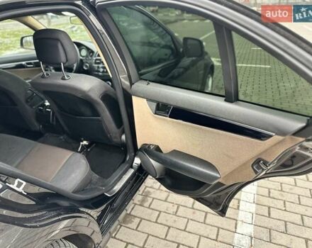 Черный Мерседес Ц-Класс, объемом двигателя 2.1 л и пробегом 292 тыс. км за 9500 $, фото 16 на Automoto.ua