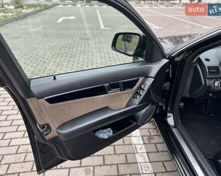 Черный Мерседес Ц-Класс, объемом двигателя 2.1 л и пробегом 292 тыс. км за 9500 $, фото 12 на Automoto.ua