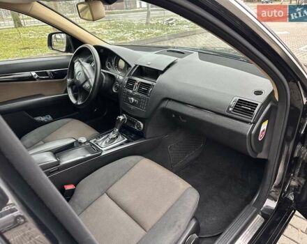 Черный Мерседес Ц-Класс, объемом двигателя 2.1 л и пробегом 292 тыс. км за 9500 $, фото 18 на Automoto.ua