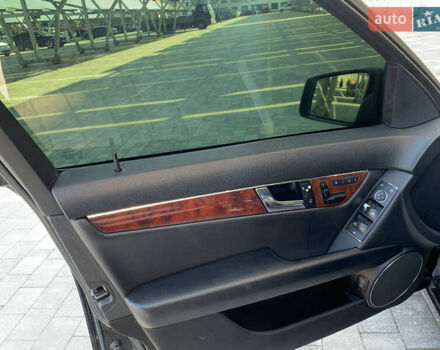 Чорний Мерседес Ц-Клас, об'ємом двигуна 3 л та пробігом 300 тис. км за 9100 $, фото 11 на Automoto.ua