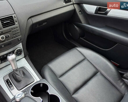 Чорний Мерседес Ц-Клас, об'ємом двигуна 3 л та пробігом 160 тис. км за 12800 $, фото 11 на Automoto.ua