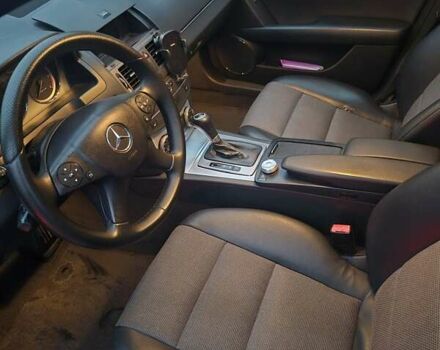 Черный Мерседес Ц-Класс, объемом двигателя 2.2 л и пробегом 242 тыс. км за 8900 $, фото 11 на Automoto.ua