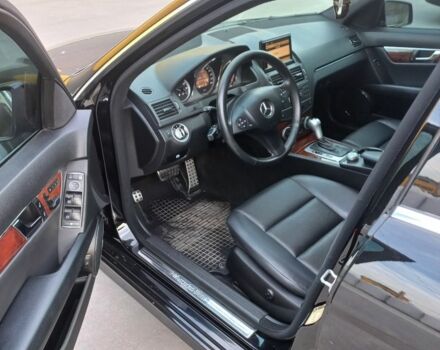 Чорний Мерседес Ц-Клас, об'ємом двигуна 3 л та пробігом 210 тис. км за 12300 $, фото 2 на Automoto.ua