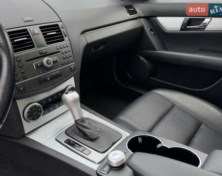 Чорний Мерседес Ц-Клас, об'ємом двигуна 3 л та пробігом 160 тис. км за 12800 $, фото 5 на Automoto.ua