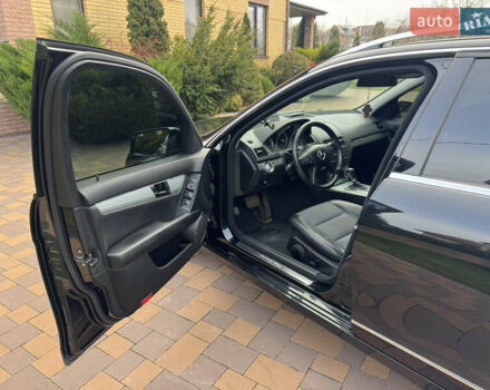 Чорний Мерседес Ц-Клас, об'ємом двигуна 2.14 л та пробігом 349 тис. км за 9950 $, фото 7 на Automoto.ua