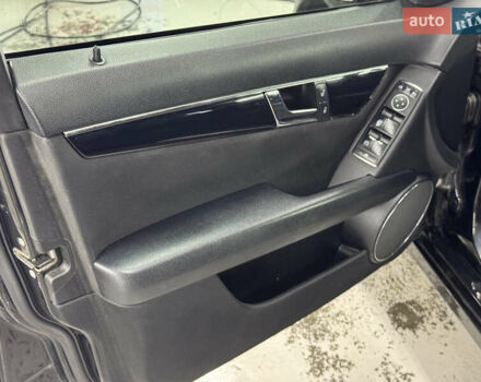 Черный Мерседес Ц-Класс, объемом двигателя 2.2 л и пробегом 253 тыс. км за 9800 $, фото 3 на Automoto.ua