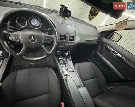 Черный Мерседес Ц-Класс, объемом двигателя 2.2 л и пробегом 253 тыс. км за 9800 $, фото 2 на Automoto.ua