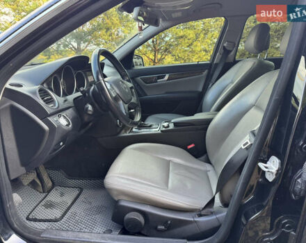 Мерседес Ц-Класс 2011 в Львове на Automoto.ua Черный Мерседес Ц-Класс, объемом двигателя 1.8 л и пробегом 129 тыс. км за 10800 $, фото 8 на Automoto.ua