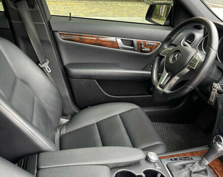 Чорний Мерседес Ц-Клас, об'ємом двигуна 3 л та пробігом 105 тис. км за 13000 $, фото 51 на Automoto.ua