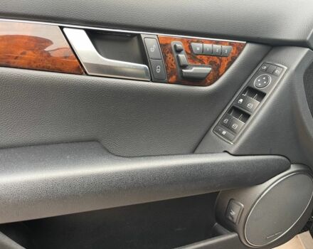 Черный Мерседес Ц-Класс, объемом двигателя 3 л и пробегом 105 тыс. км за 13400 $, фото 9 на Automoto.ua