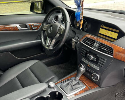 Чорний Мерседес Ц-Клас, об'ємом двигуна 3 л та пробігом 105 тис. км за 13000 $, фото 46 на Automoto.ua