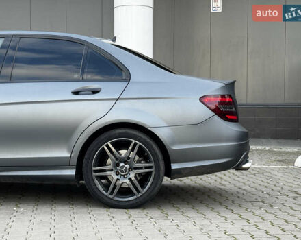 Чорний Мерседес Ц-Клас, об'ємом двигуна 3 л та пробігом 314 тис. км за 9900 $, фото 5 на Automoto.ua