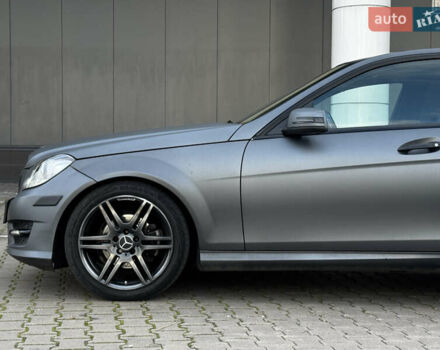 Чорний Мерседес Ц-Клас, об'ємом двигуна 3 л та пробігом 314 тис. км за 9900 $, фото 4 на Automoto.ua