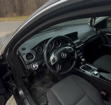 Чорний Мерседес Ц-Клас, об'ємом двигуна 2.2 л та пробігом 240 тис. км за 9900 $, фото 1 на Automoto.ua