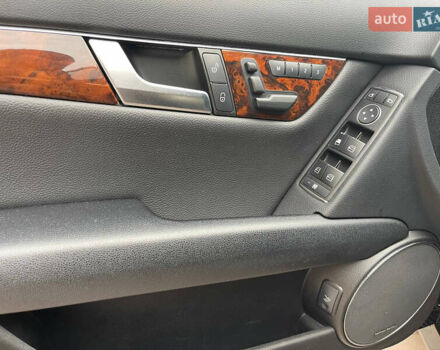 Черный Мерседес Ц-Класс, объемом двигателя 3 л и пробегом 105 тыс. км за 11555 $, фото 21 на Automoto.ua