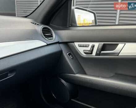 Чорний Мерседес Ц-Клас, об'ємом двигуна 3 л та пробігом 314 тис. км за 9900 $, фото 26 на Automoto.ua