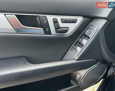 Чорний Мерседес Ц-Клас, об'ємом двигуна 3 л та пробігом 314 тис. км за 9900 $, фото 17 на Automoto.ua