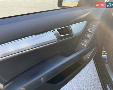 Мерседес Ц-Класс 2011 в Киеве на Automoto.ua Черный Мерседес Ц-Класс, объемом двигателя 1.8 л и пробегом 147 тыс. км за 12000 $, фото 37 на Automoto.ua