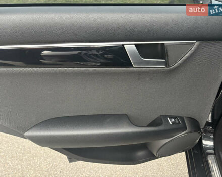 Черный Мерседес Ц-Класс, объемом двигателя 2.14 л и пробегом 195 тыс. км за 15000 $, фото 7 на Automoto.ua