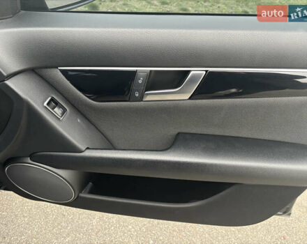 Черный Мерседес Ц-Класс, объемом двигателя 2.14 л и пробегом 195 тыс. км за 15000 $, фото 13 на Automoto.ua