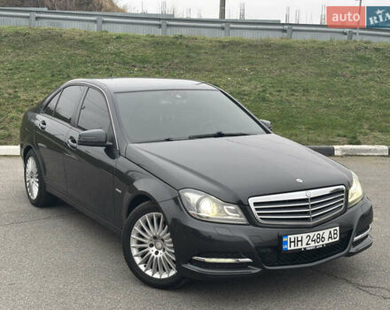 Черный Мерседес Ц-Класс, объемом двигателя 2.14 л и пробегом 195 тыс. км за 15000 $, фото 2 на Automoto.ua