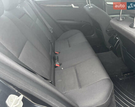 Черный Мерседес Ц-Класс, объемом двигателя 2.14 л и пробегом 195 тыс. км за 15000 $, фото 12 на Automoto.ua